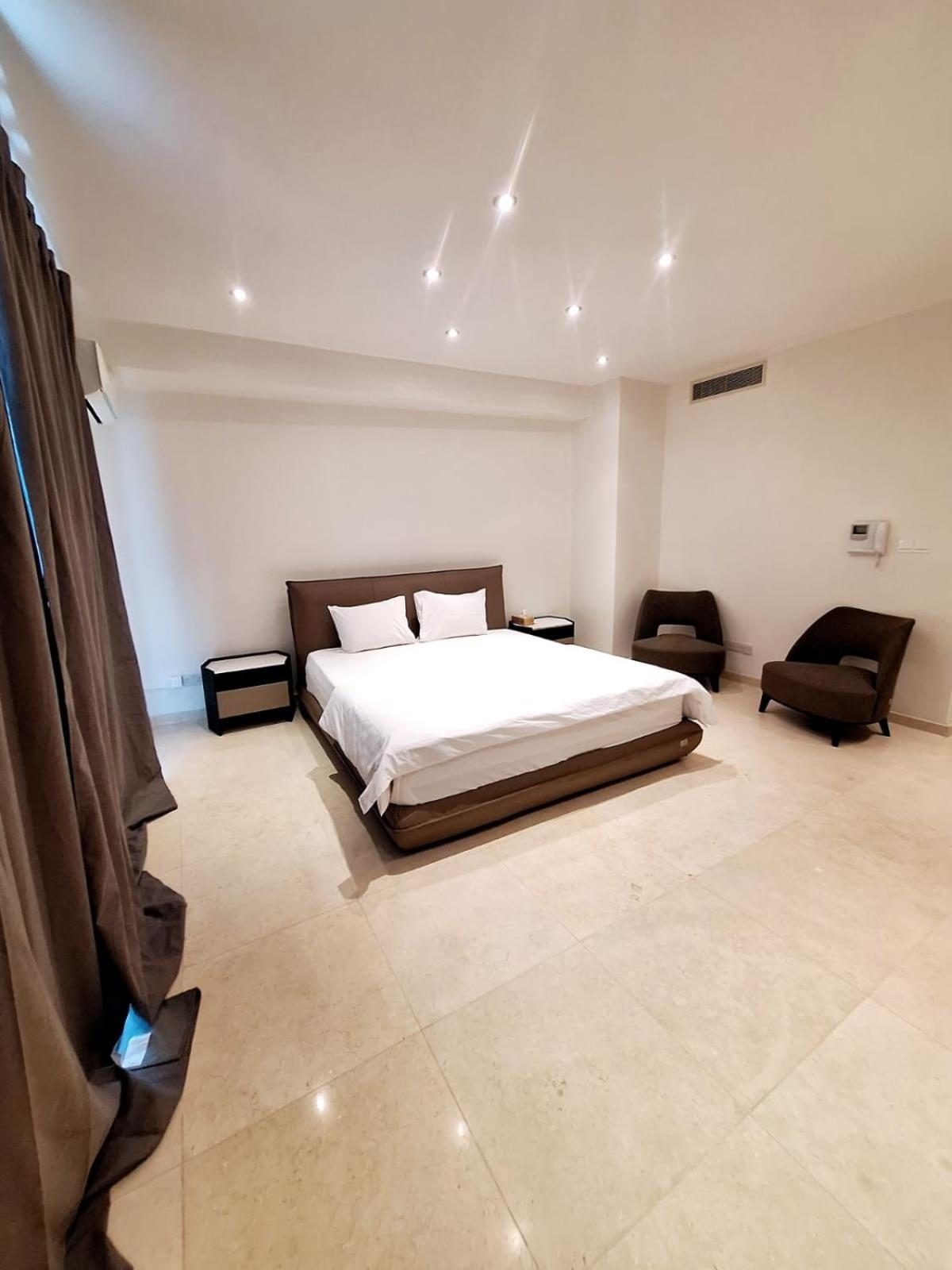 Aphrodite Plaza Larnaca Esterno foto